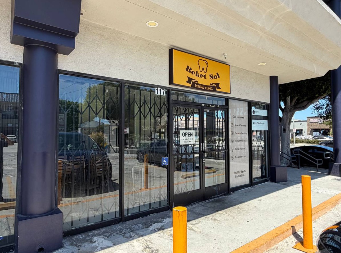 Street-level entrance to Beket Sol Dental in Gardena